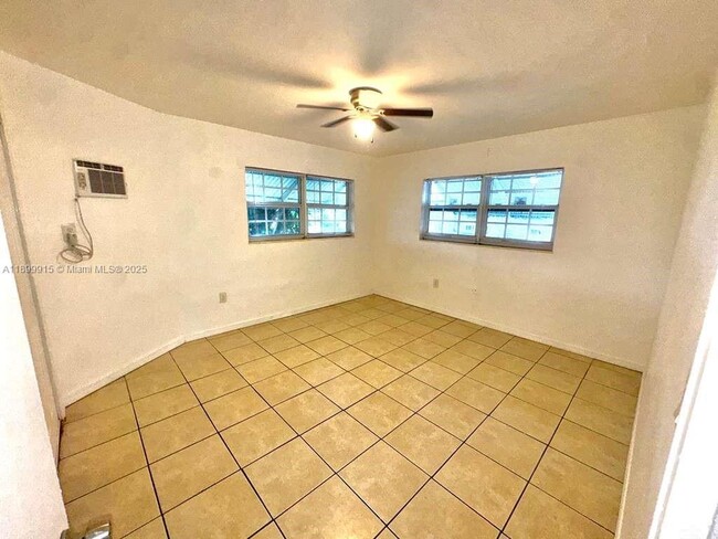 Building Photo - 1450 NE 171 St