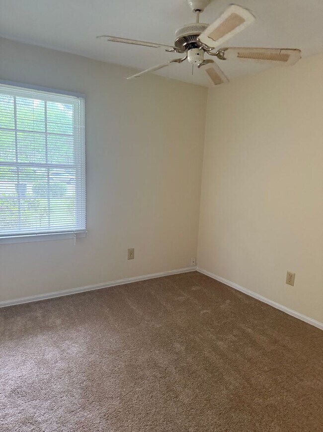 Building Photo - Adorable 3 Bedroom 1.5 Bath Off Regents Park Lane
