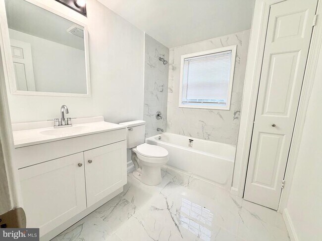 Building Photo - 4001 Middle Ridge Dr