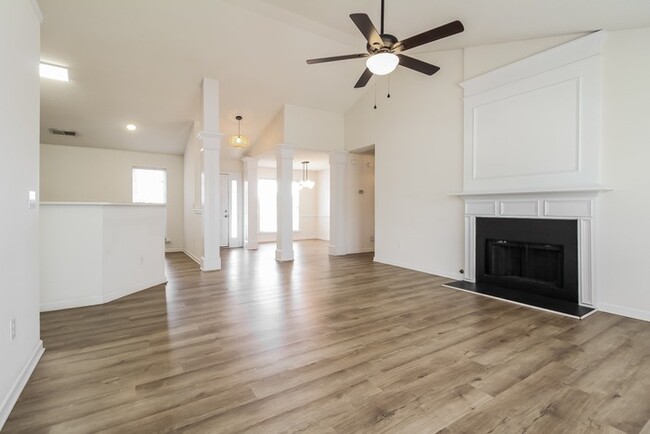 Building Photo - Stylish & Bright 3-Bedroom Home in Greenville