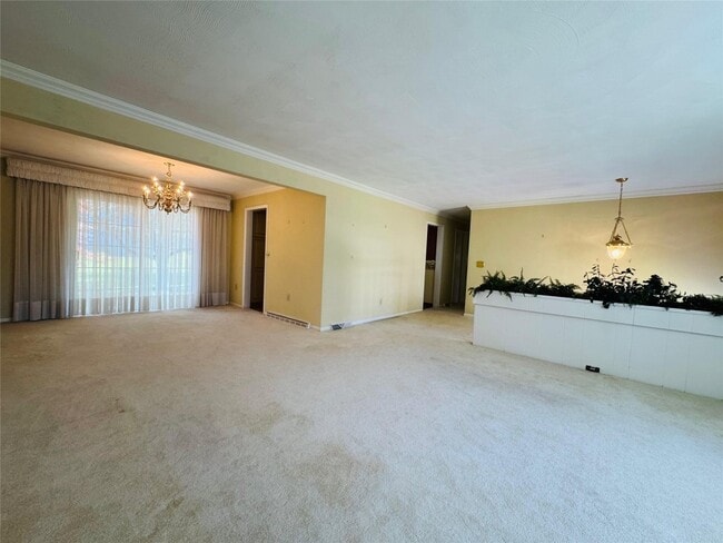 Building Photo - 2715 Manhattan Dr