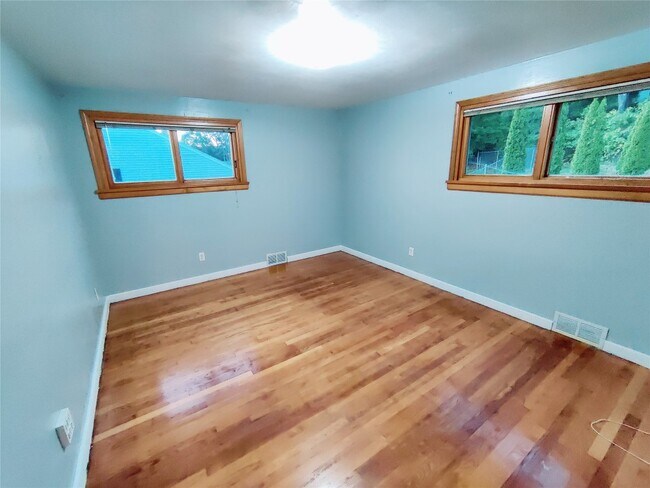 Building Photo - 813 Country Club Rd