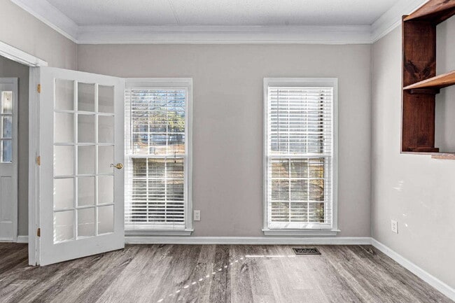 Building Photo - Three Bedroom Rental directly next to Arnall Middle School