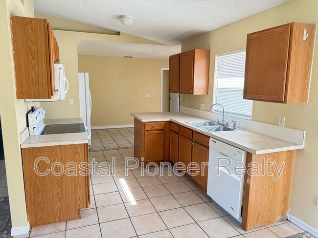 Building Photo - 724 Versailles Ln