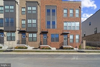 Building Photo - 734 Watts St