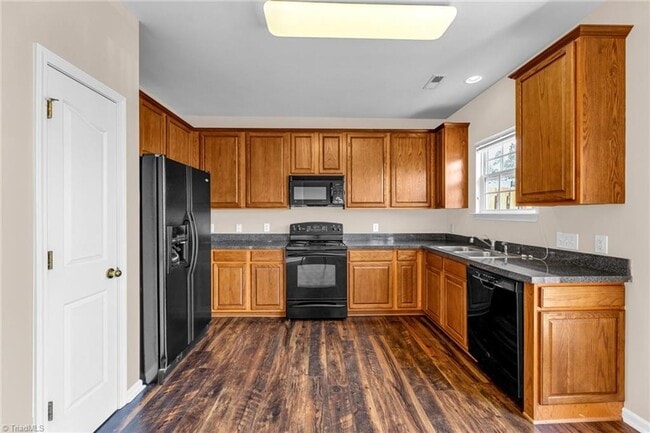 Building Photo - Beautiful 3 bedroom, 3 1/2 bathroom townhome in Tarrant Trace
