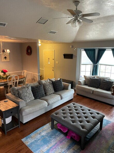 Building Photo - 4001 Windfree Dr