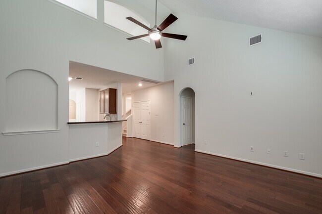 Building Photo - 10019 Lynnwood Dr