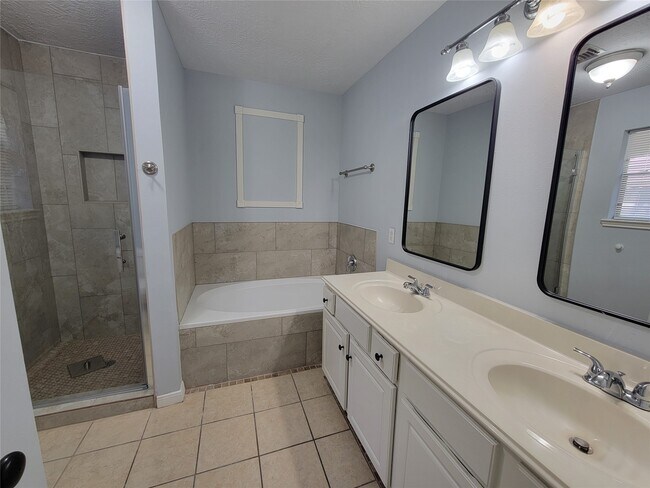 Building Photo - 2218 Wickburn Dr