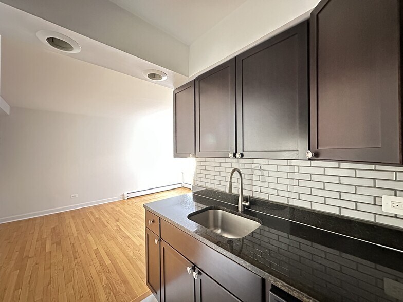 Building Photo - 6830 N Sheridan Rd