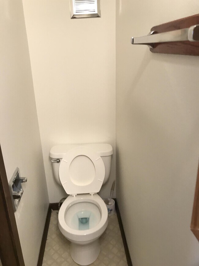 Building Photo - 706 W 1st St