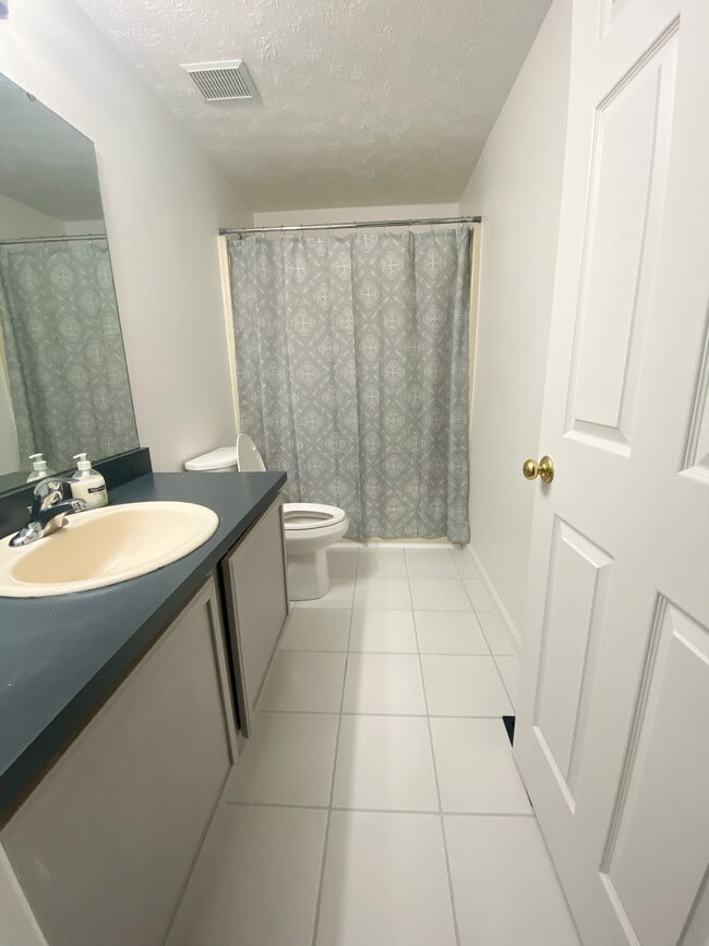 Full Bath - 5053 Hamilton Dr