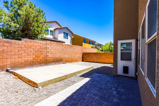 Building Photo - 3 Bed, Den and Loft West Las Vegas Beauty