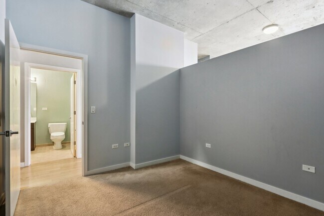 Building Photo - 235 W Van Buren St