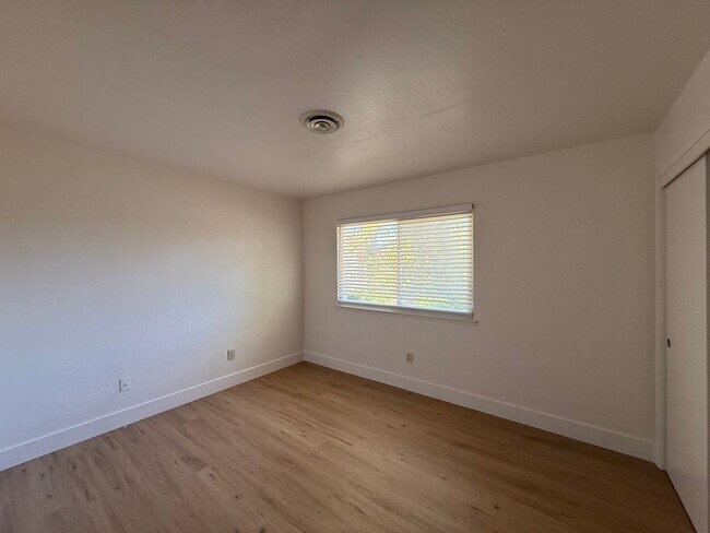 Building Photo - 8945 Plaza Park Dr