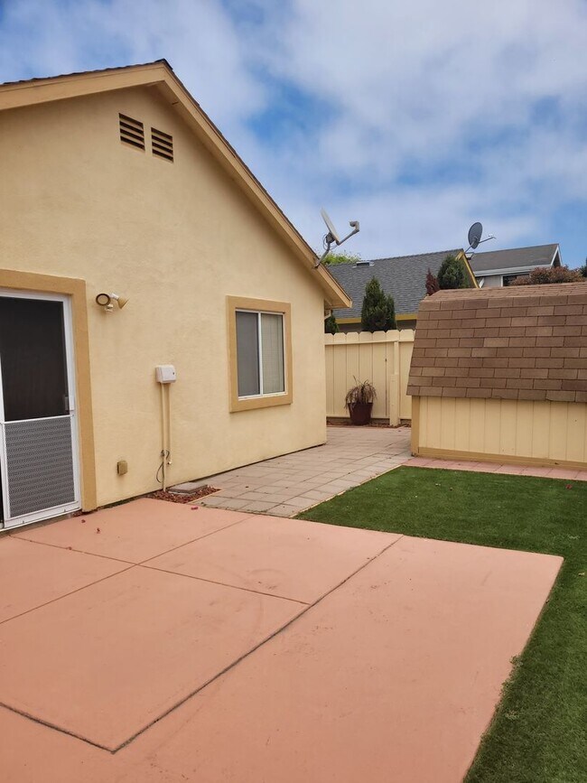 Building Photo - Charming Seaside House - Available July 5th