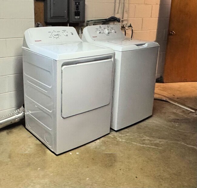 Building Photo - New Kitchen & Flooring! JUST LISTED!