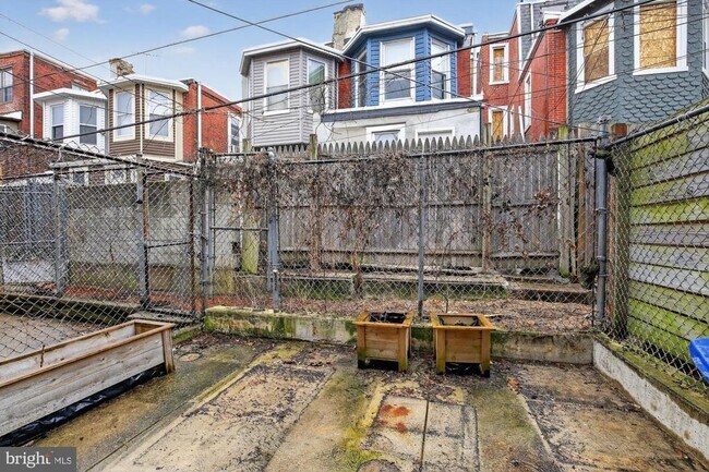 Building Photo - 1237 N Hollywood St