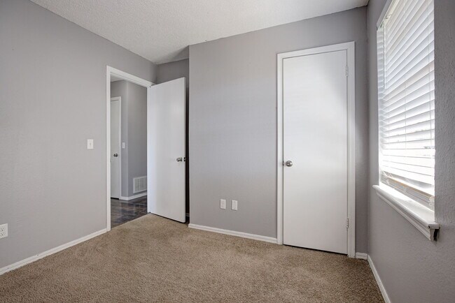 Building Photo - 916 S Patterson Dr