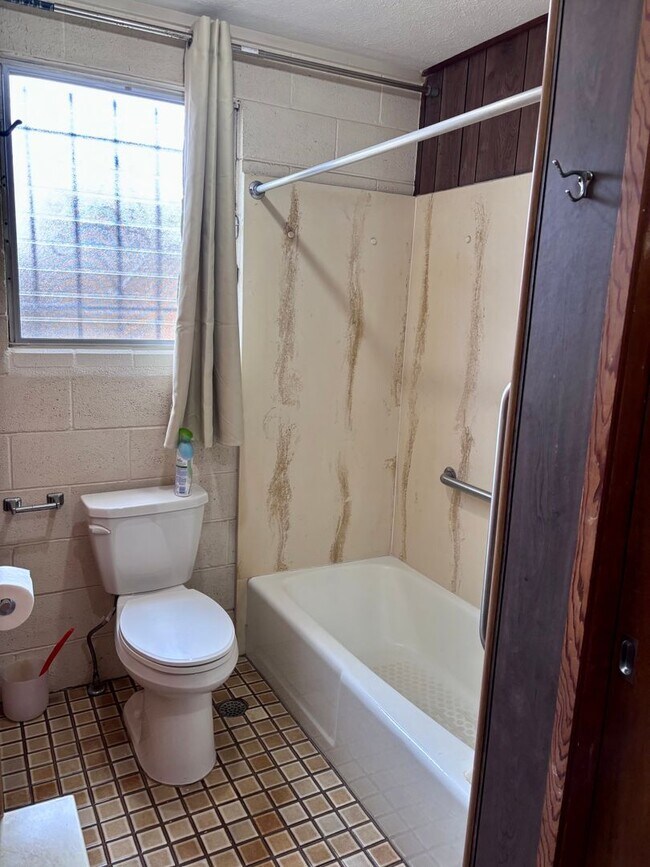 Building Photo - Available September 9, 2026 | A 3 Bedroom + Den, 1.5 bath duplex with 2 parking nested in Kaimuki