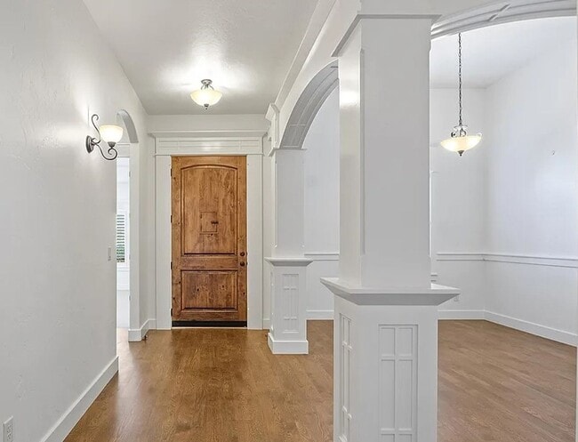Building Photo - Gorgeous 3 bed 2 bath home in the heard of...