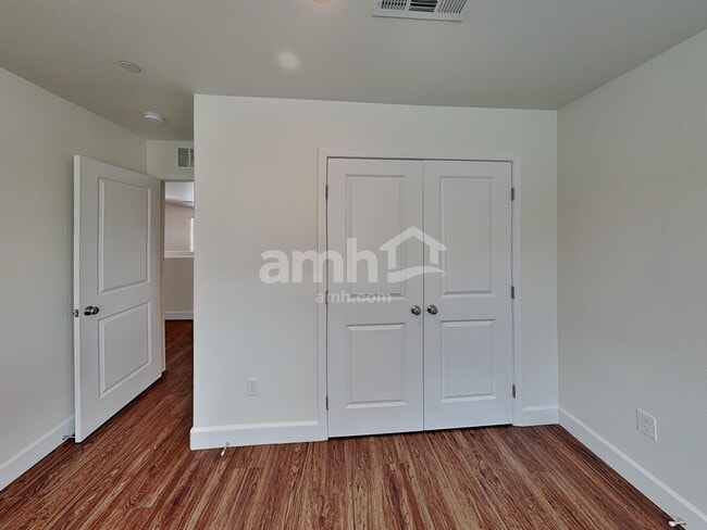 Building Photo - 696 N Water St