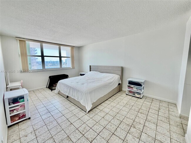 Building Photo - 1410 S Ocean Dr