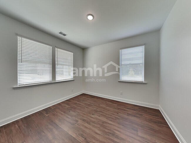 Building Photo - 194 Spruce Cir