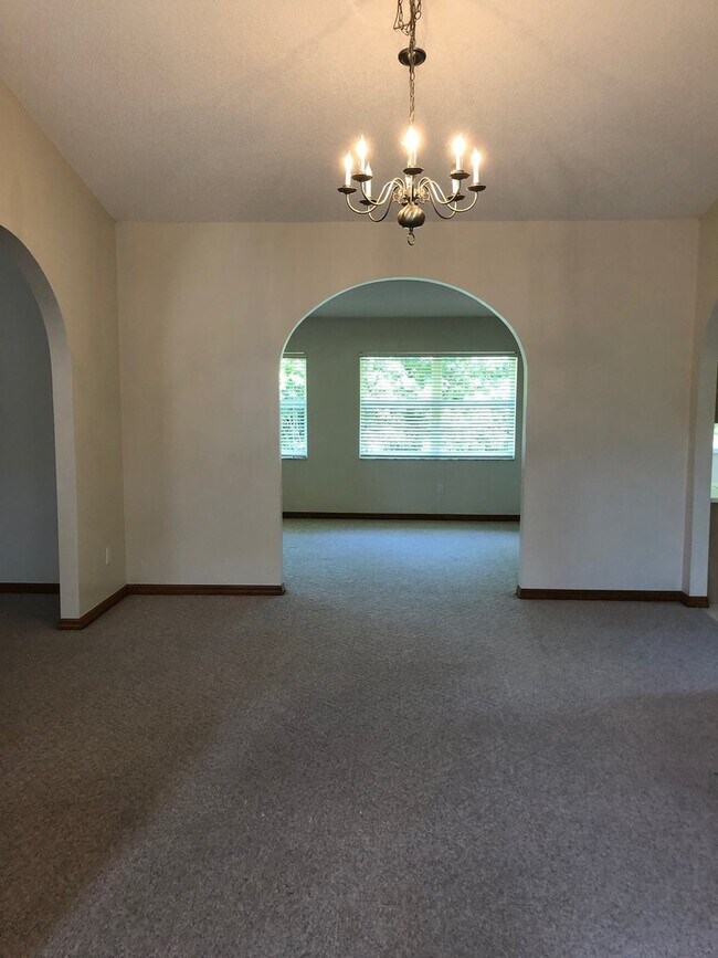 Building Photo - Large 3 Bedroom/2 Bathroom Single Family Home