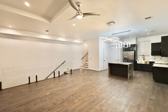 Building Photo - 902 Montana St