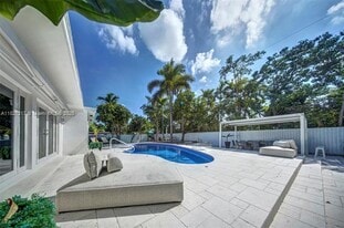 Building Photo - 2020 Alamanda Dr