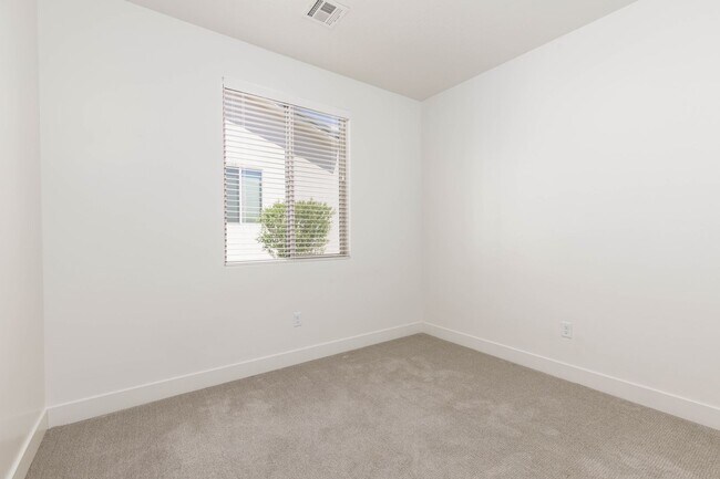 Building Photo - 3 bed plus office / 2.5 bath / 3 car Single Story with Community Pool!