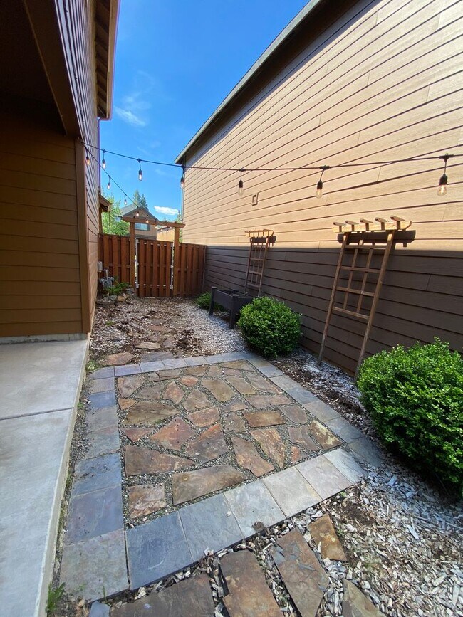 Building Photo - 3-BR Craftsman Home in SE Bend
