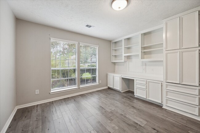 Building Photo - 15974 Knolls Lodge Dr
