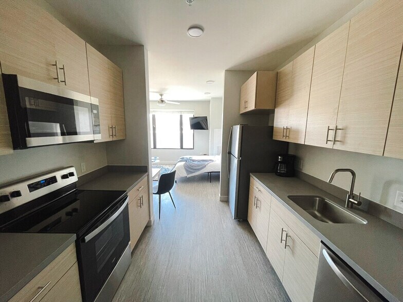 Building Photo - 2530 University Ave