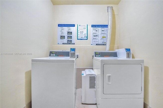 Building Photo - 9500 W Bay Harbor Dr