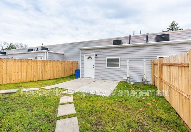 Building Photo - 2207 Aurora Dr