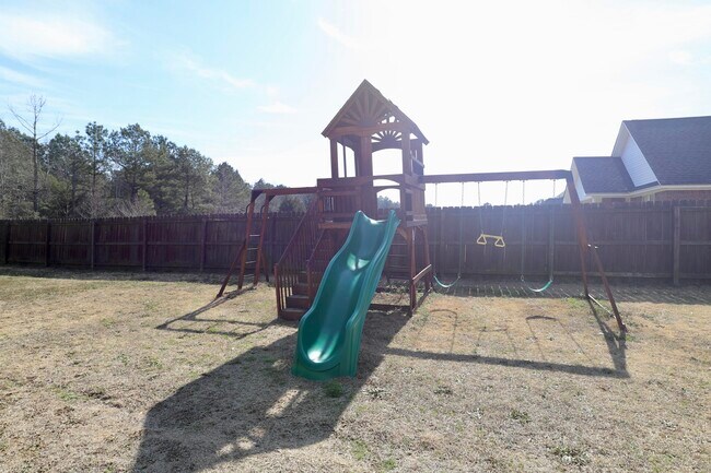 Building Photo - 3065 Temple Rd