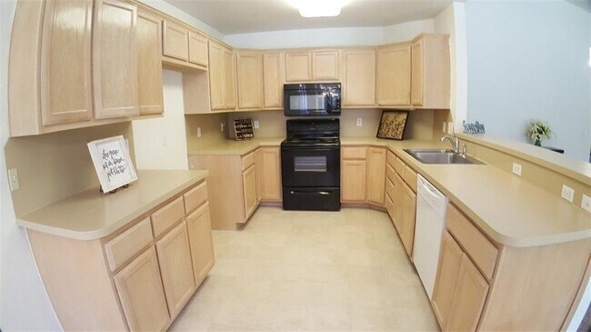 Building Photo - 2100 Silver Fox Dr