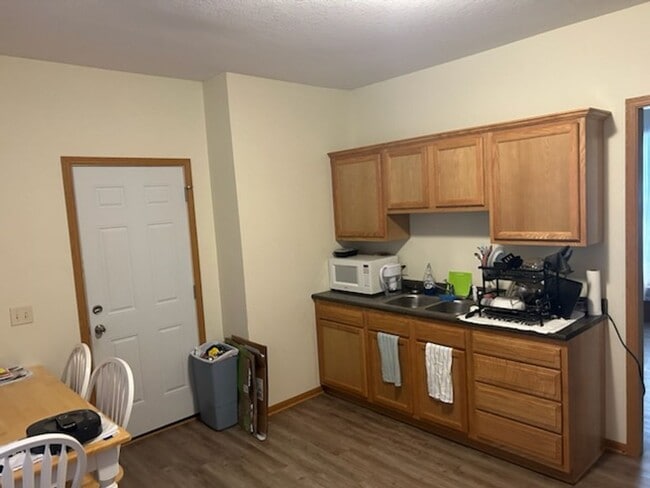 Building Photo - 129 E Reed Ave