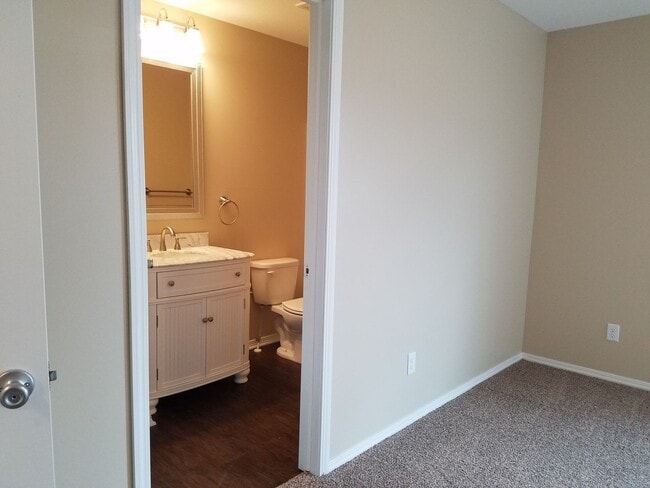 Building Photo - Large 4 Bedroom, 3 Bathroom!