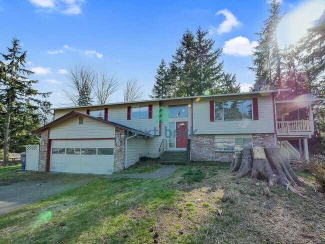 Building Photo - 5 Bed and 3 Bath Single-family Home Availa...