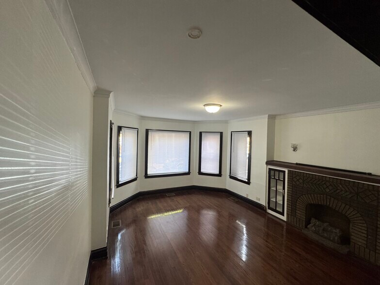 Building Photo - 8222 S Marshfield Ave