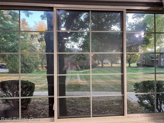 Building Photo - 754 E Fox Hills Dr