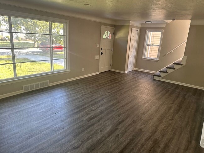 Building Photo - Stunning South Euclid 3 Bedroom