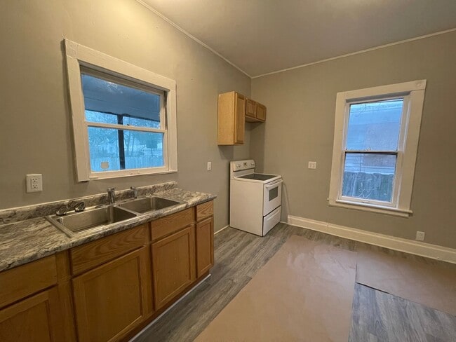 Building Photo - Three Bedroom Home in Kalamazoo