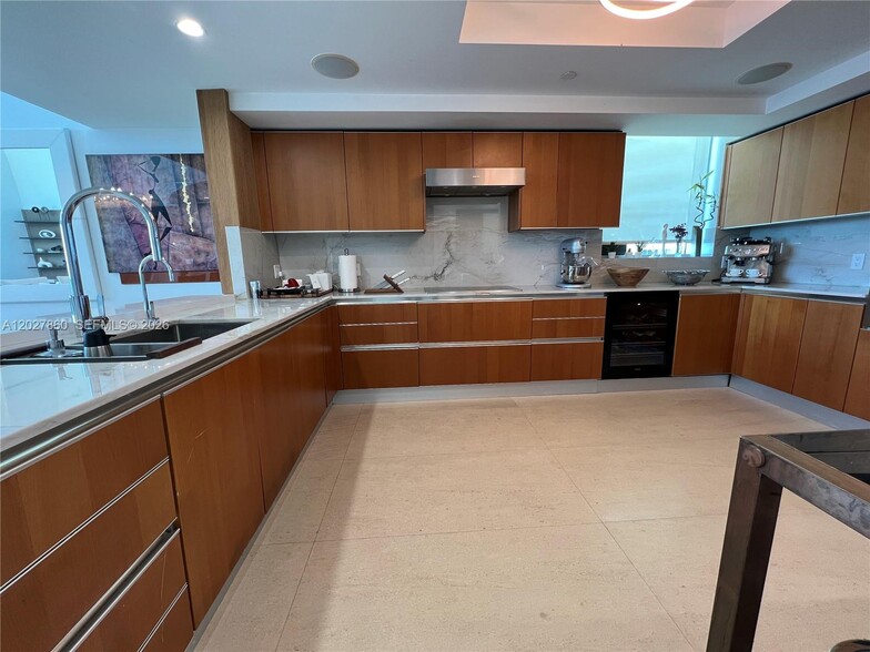 Building Photo - 1331 Brickell Bay Dr