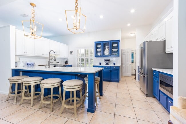 Building Photo - Charming 3 Bedroom , 2 Bath Country Home with Lake Views