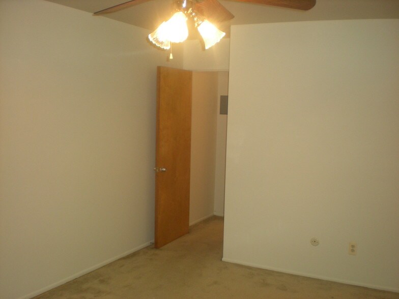 Building Photo - 9081 Wayne Rd