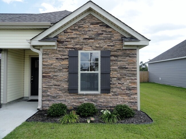 Building Photo - Close to Everything!